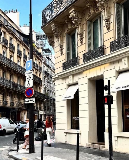 Париж разный.   Кто - то от него в восторге, кто - то в отчаянии. 05