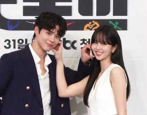 К - нетизены сходят с ума из-за внешности пак богома и Ким сохен на пресс-конференции Good Boy. 01