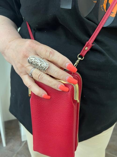 А еще хочу представить вам самую обаятельную даму средних лет. 01