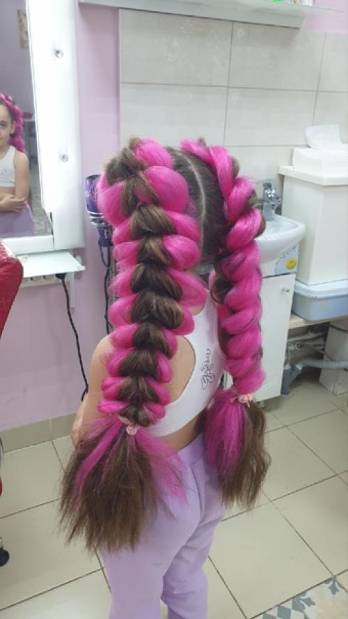 Канекалон - искусственная прядь нейтрального или цветного оттенка - один из самых популярных аксессуаров этого лета. 01