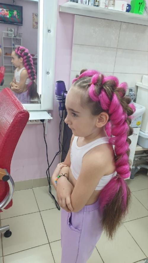 Канекалон - искусственная прядь нейтрального или цветного оттенка - один из самых популярных аксессуаров этого лета. 04