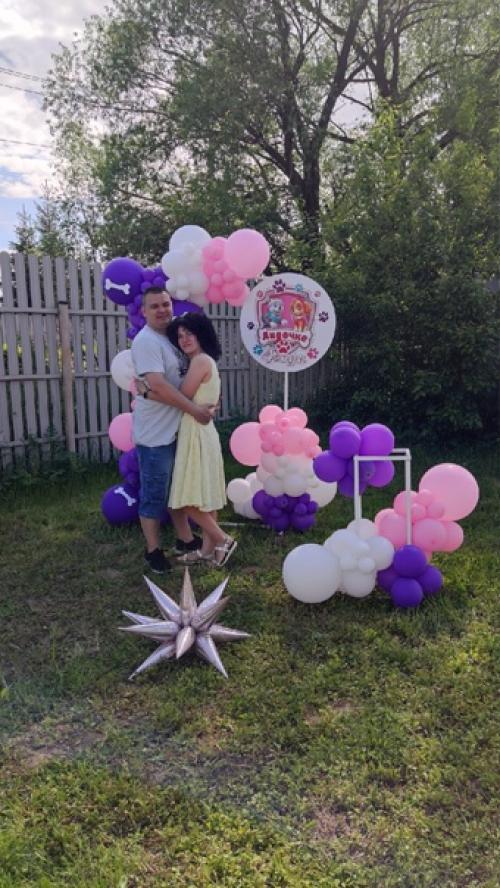 Конечно у всех нормальных мам, кто готовит для дочки праздник, на главном фото это дочь в красивом платье и с причёской. 02