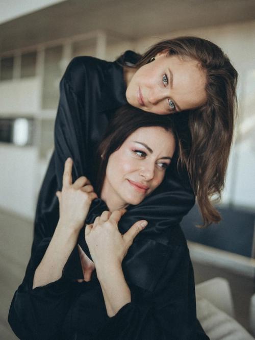 Катерина Ковальчук поделилась фотосессией с сестрой, актрисой Анной Ковальчук. 01