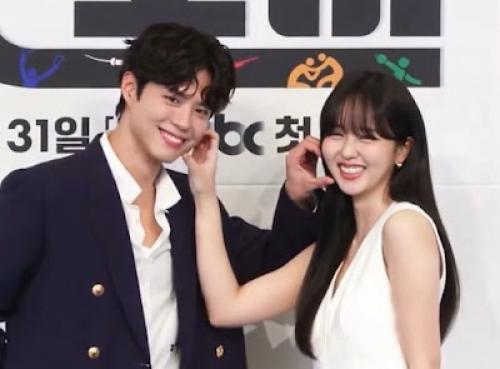 К - нетизены сходят с ума из-за внешности пак богома и Ким сохен на пресс-конференции Good Boy. 04