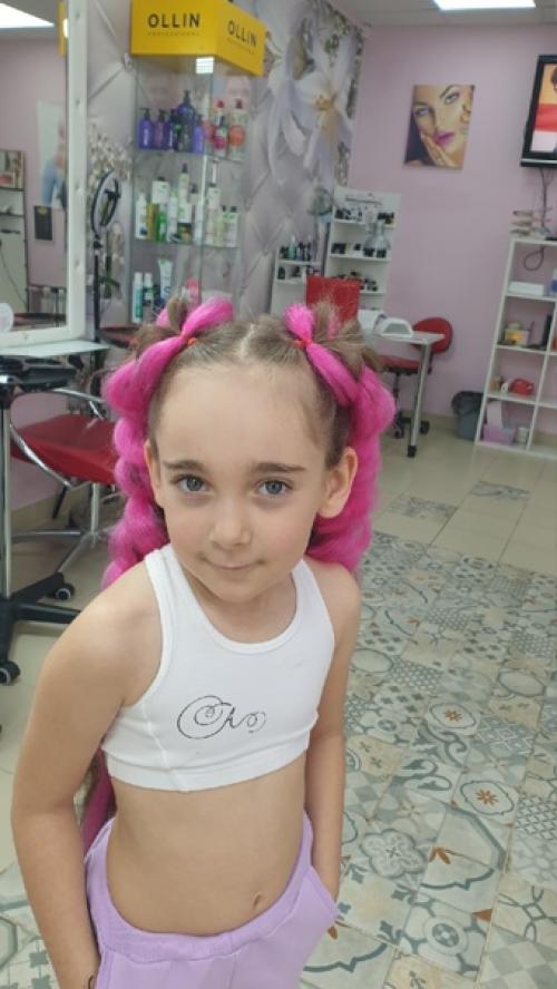 Канекалон - искусственная прядь нейтрального или цветного оттенка - один из самых популярных аксессуаров этого лета. 03