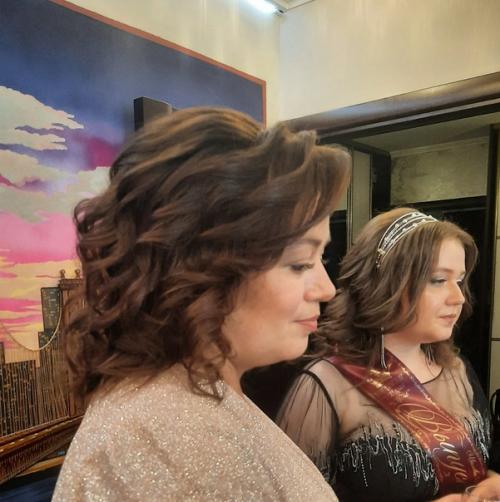 Выпускной отгремел еще в пятницу, а я только делюсь с вами фото очаровательной и милой Виктории и красотки Юлии, ее мамы. 04