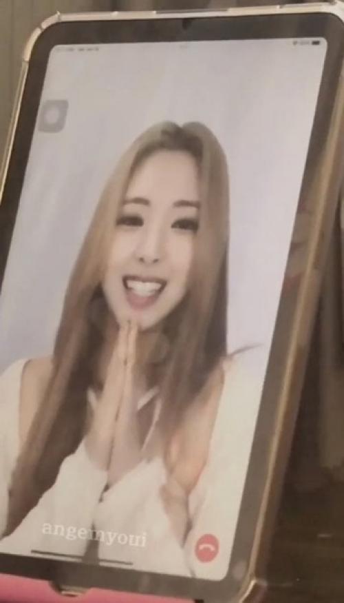 Pann холь, юна из Itzy перекрасила волосы в блонд. 01