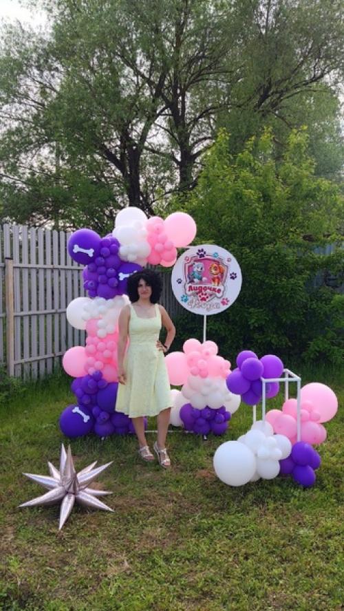 Конечно у всех нормальных мам, кто готовит для дочки праздник, на главном фото это дочь в красивом платье и с причёской. 01