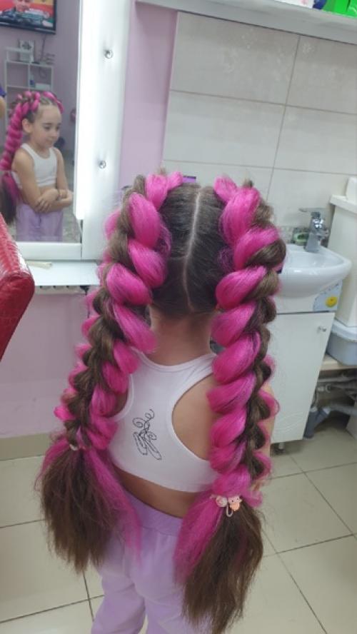 Канекалон - искусственная прядь нейтрального или цветного оттенка - один из самых популярных аксессуаров этого лета. 02