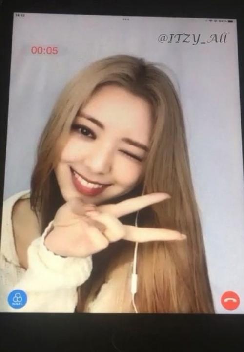 Pann холь, юна из Itzy перекрасила волосы в блонд. 02