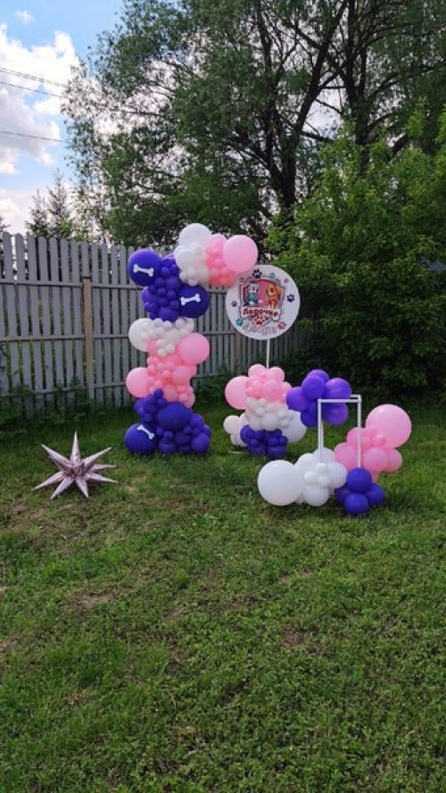 Конечно у всех нормальных мам, кто готовит для дочки праздник, на главном фото это дочь в красивом платье и с причёской. 05