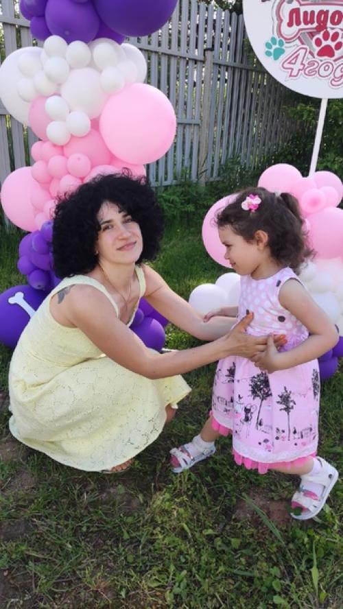 Конечно у всех нормальных мам, кто готовит для дочки праздник, на главном фото это дочь в красивом платье и с причёской. 03