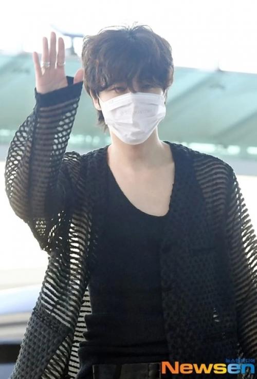 Theqoo j - Hope из BTS летит в США, чтобы выступить на фестивале Lollapalooza в Чикаго. 04