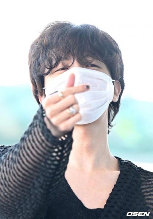 Theqoo j - Hope из BTS летит в США, чтобы выступить на фестивале Lollapalooza в Чикаго. 06