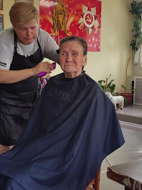 Модная стрижка подчеркивает индивидуальность стиля и позволяет выглядеть моложе своих лет. 03