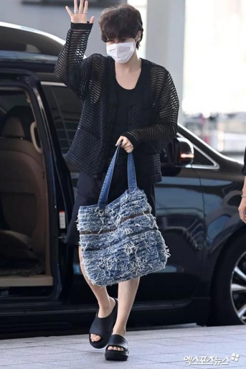 Theqoo j - Hope из BTS летит в США, чтобы выступить на фестивале Lollapalooza в Чикаго. 02