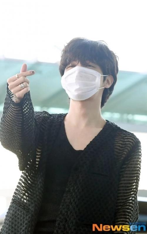 Theqoo j - Hope из BTS летит в США, чтобы выступить на фестивале Lollapalooza в Чикаго. 05