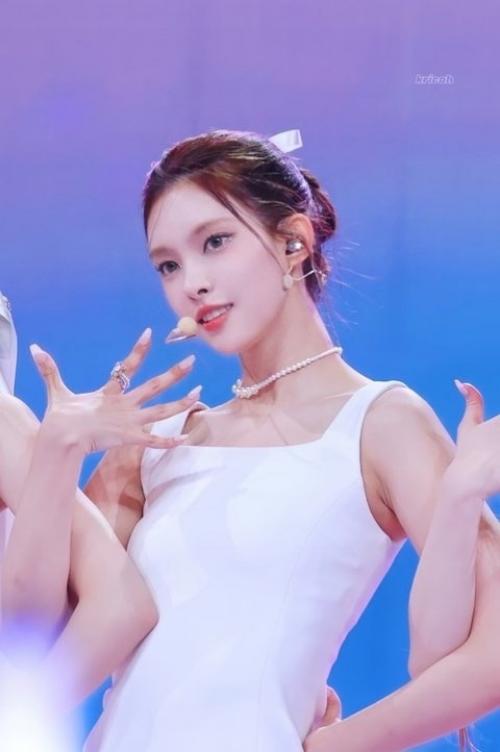 210724: прически, макияж и наряды Illit внезапно стали намного красивее. 01