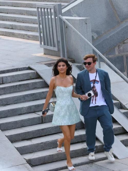 Александр петров поздравил жену с днем рождения. 02