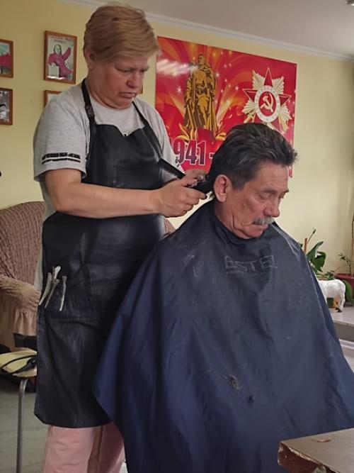 Модная стрижка подчеркивает индивидуальность стиля и позволяет выглядеть моложе своих лет. 02