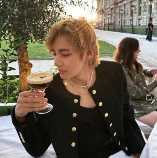 Певица и актриса Леа салонга, неизменная и преданная поклонница тэ, прокомментировала пост бейли с тэхеном: 01