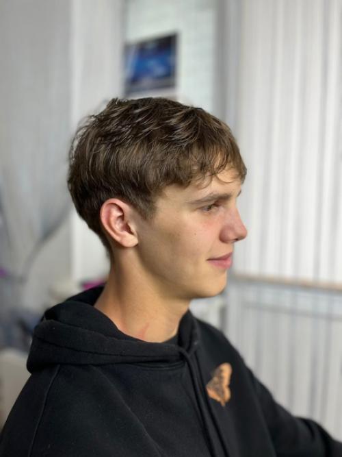 Модные мужские стрижки для вьющихся коротких волос в 2022 году. 01