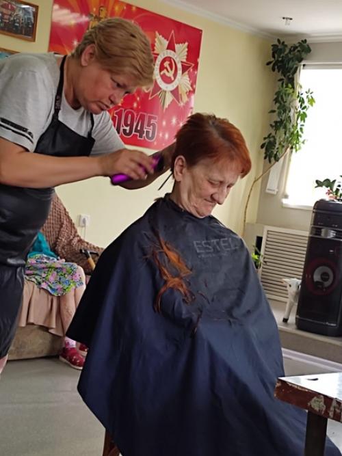 Модная стрижка подчеркивает индивидуальность стиля и позволяет выглядеть моложе своих лет. 05