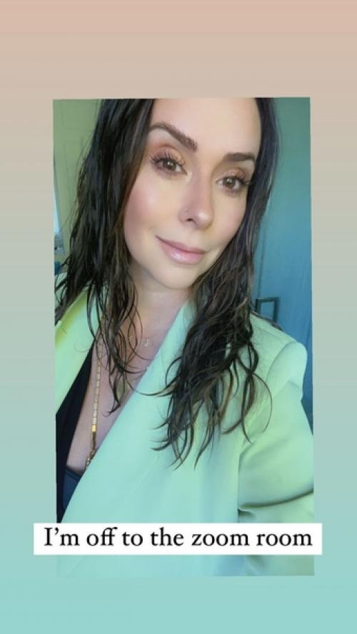 Дженнифер не очень часто делится своей жизнью в соцсетях, да оно и понятно - трое детей, на которых тратится большая часть времени и сил. 05