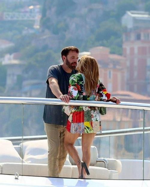 Джей Ло отметила 52-летие на яхте с Беном афлеком. 03