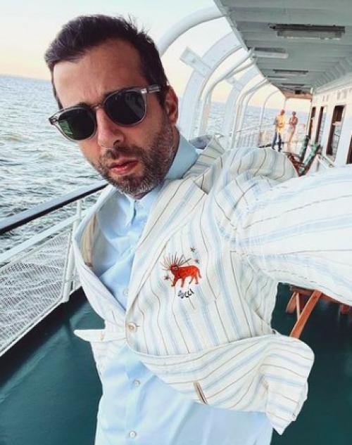 Супругу Ивана урганта на фото сравнили с мальчиком в женских туфлях. 01