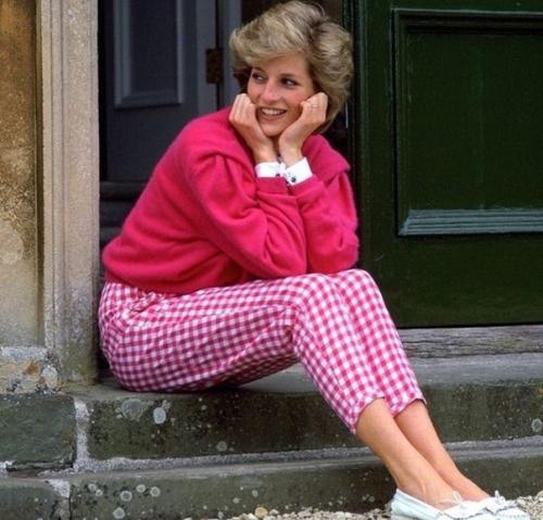 Бабушка: девушка с прической под мальчика не может выглядеть женственно, красиво и быть примером для других. 03