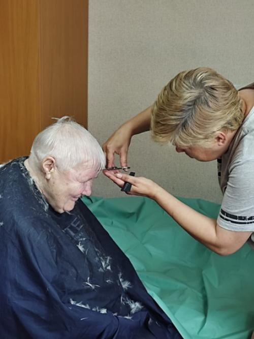 Модная стрижка подчеркивает индивидуальность стиля и позволяет выглядеть моложе своих лет. 01