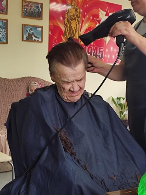 Модная стрижка подчеркивает индивидуальность стиля и позволяет выглядеть моложе своих лет. 04