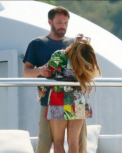 Джей Ло отметила 52-летие на яхте с Беном афлеком. 01