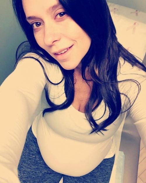 Дженнифер не очень часто делится своей жизнью в соцсетях, да оно и понятно - трое детей, на которых тратится большая часть времени и сил. 02