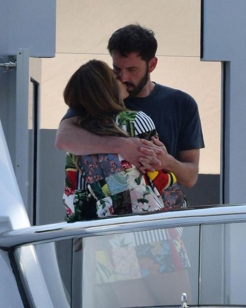 Джей Ло отметила 52-летие на яхте с Беном афлеком. 02