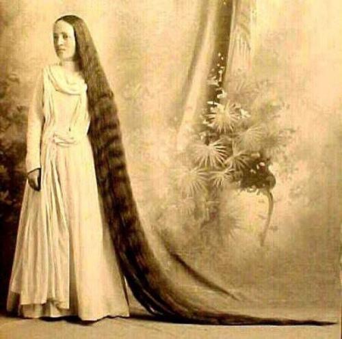 А вы знали, что в прошлые века, идеалом красоты считались женщины, чьи волосы были ниже Лопаток? 03