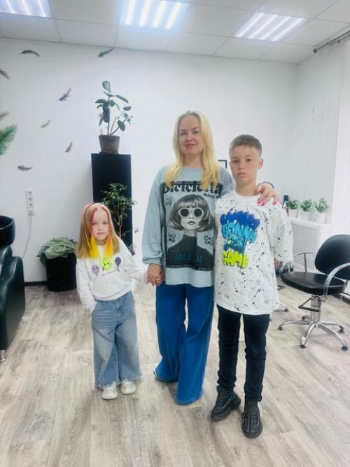 На днях к нам в студию заглянула замечательная семья: мама, дочка и сын. 08