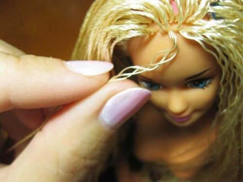 Мы меняем кукле Барби волосы. 07