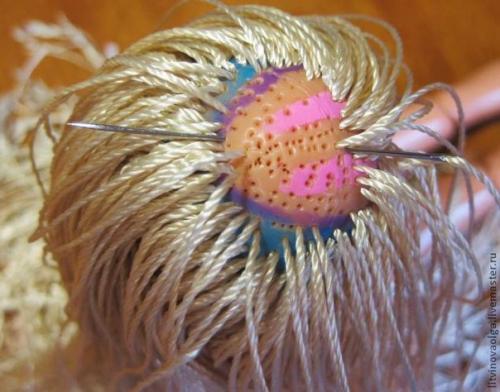 Мы меняем кукле Барби волосы. 04