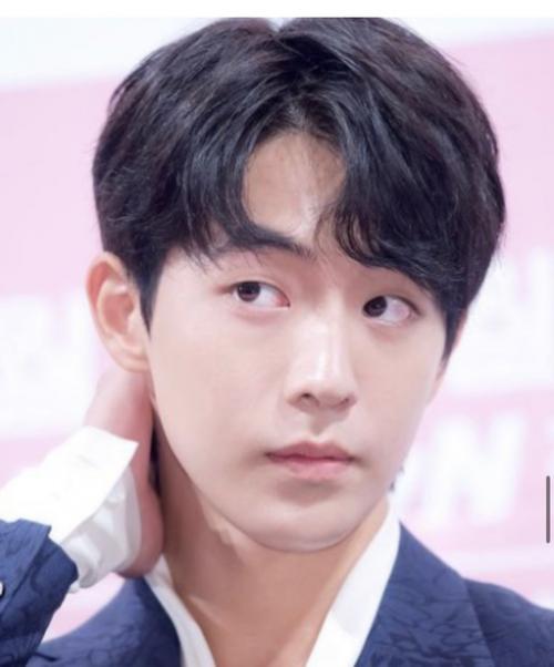 В инсте пришел вопрос про хим - завивку в Корее у парней, и я поняла что действительно почти 90% моих друзей/знакомых тут делают завивку. 04