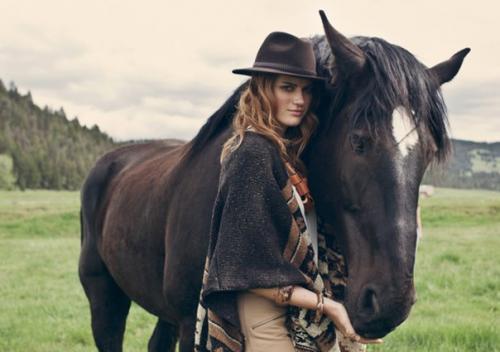 Осенняя акция с лошадками на аванпосте в шикарных классических нарядах от стилиста. 03