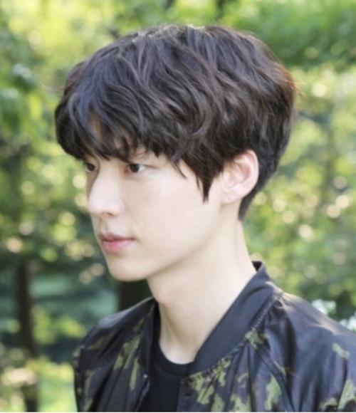 В инсте пришел вопрос про хим - завивку в Корее у парней, и я поняла что действительно почти 90% моих друзей/знакомых тут делают завивку. 05