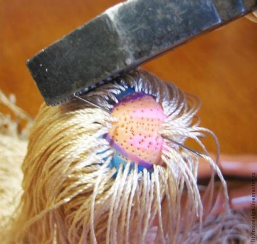 Мы меняем кукле Барби волосы. 05