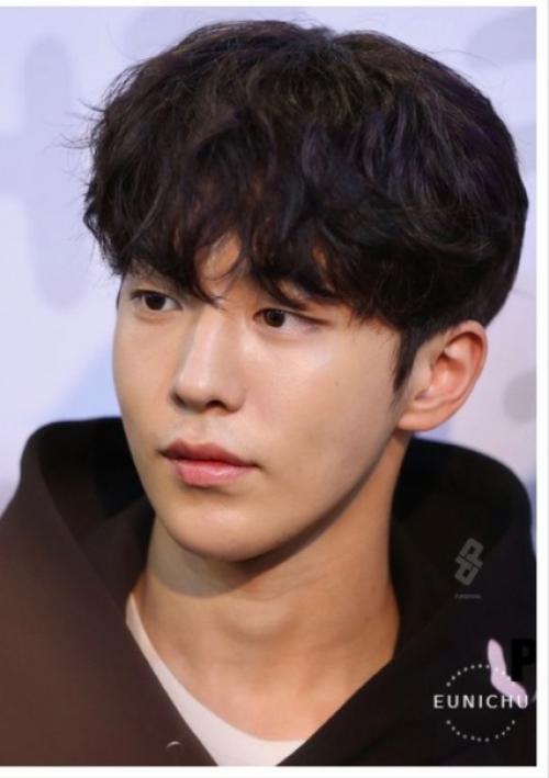 В инсте пришел вопрос про хим - завивку в Корее у парней, и я поняла что действительно почти 90% моих друзей/знакомых тут делают завивку. 02