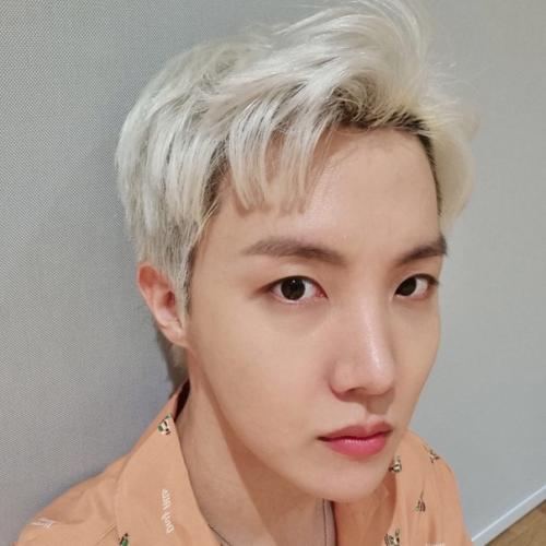 Платиновый блонд является одним из модных и впечатляющих цветов 2021-2022. 01