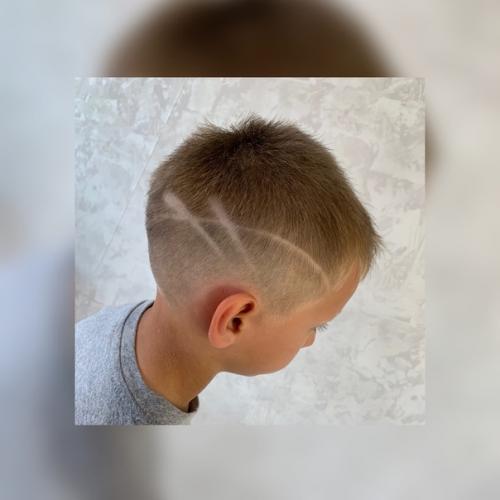 Выбор стрижек для мальчиков в школу довольно обширен и разнообразен. 02 Выбор стрижек для мальчиков в школу довольно обширен и разнообразен. 02