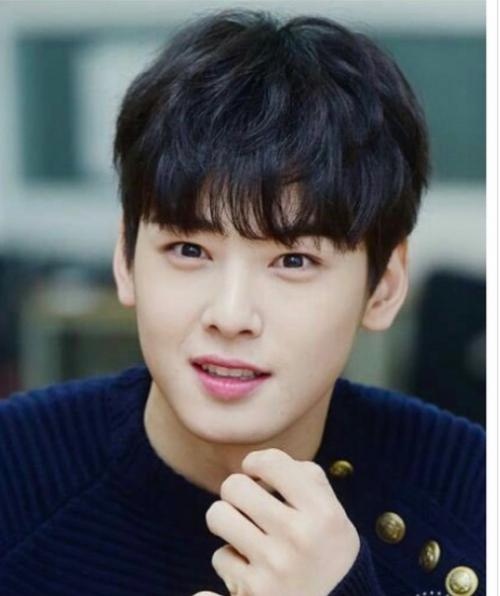 В инсте пришел вопрос про хим - завивку в Корее у парней, и я поняла что действительно почти 90% моих друзей/знакомых тут делают завивку. 03