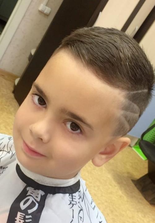 Интерес к моде на стрижки для мальчиков ничем не уступает аналогичной увлеченности среди девочек. 02