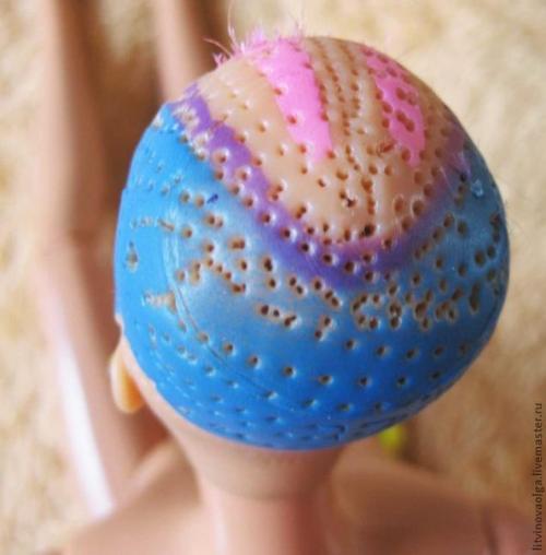 Мы меняем кукле Барби волосы. 03